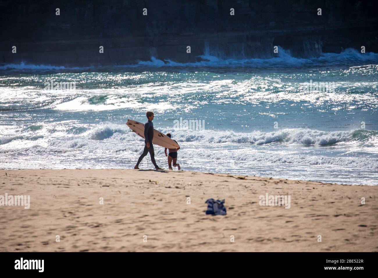 COVID 19 Sydney, australische Surfer, die während der Sperrung des Coronavirus in Australien täglich am Strand trainieren Stockfoto