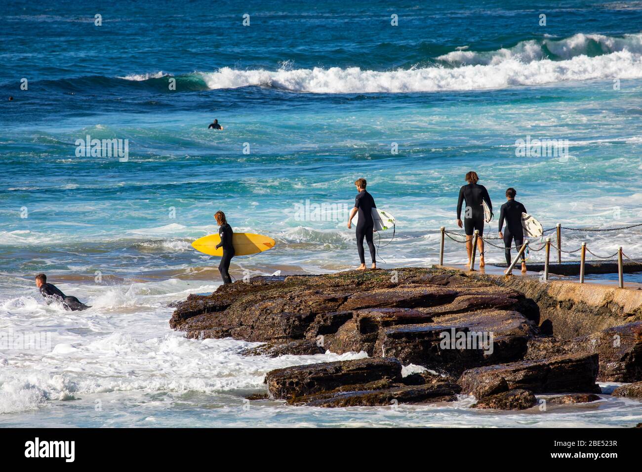 Australische Surfer während der COVID-19 Pandemie in Avalon Beach für ihre tägliche Übung erlaubt unter den staatlichen Beschränkungen, Sydney, Australien Stockfoto