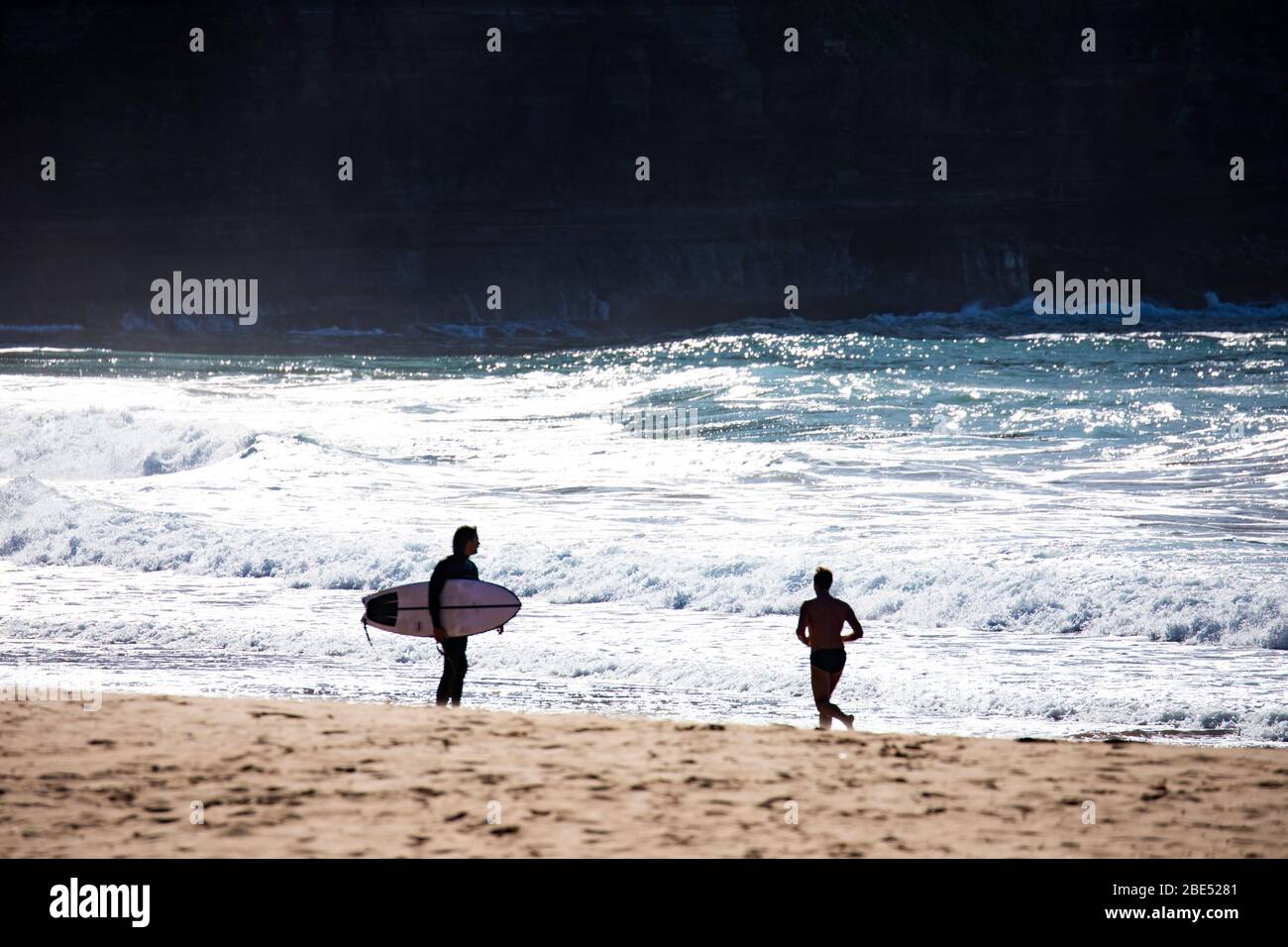 COVID 19 Sydney, australische Surfer, die während der Sperrung des Coronavirus in Australien täglich am Strand trainieren Stockfoto
