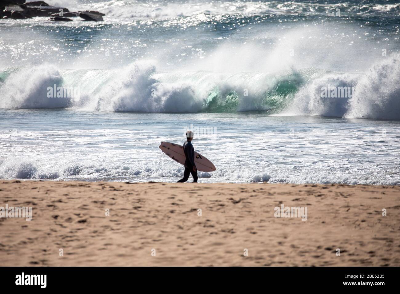 COVID 19 Sydney, australische Surfer, die während der Sperrung des Coronavirus in Australien täglich am Strand trainieren Stockfoto