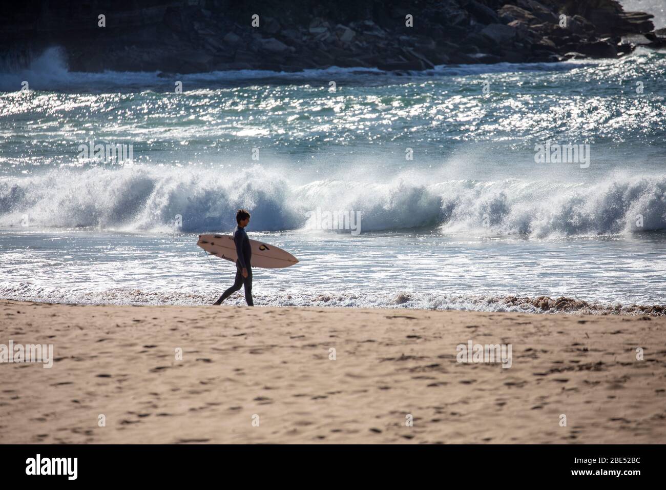 COVID 19 Sydney, australische Surfer, die während der Sperrung des Coronavirus in Australien täglich am Strand trainieren Stockfoto