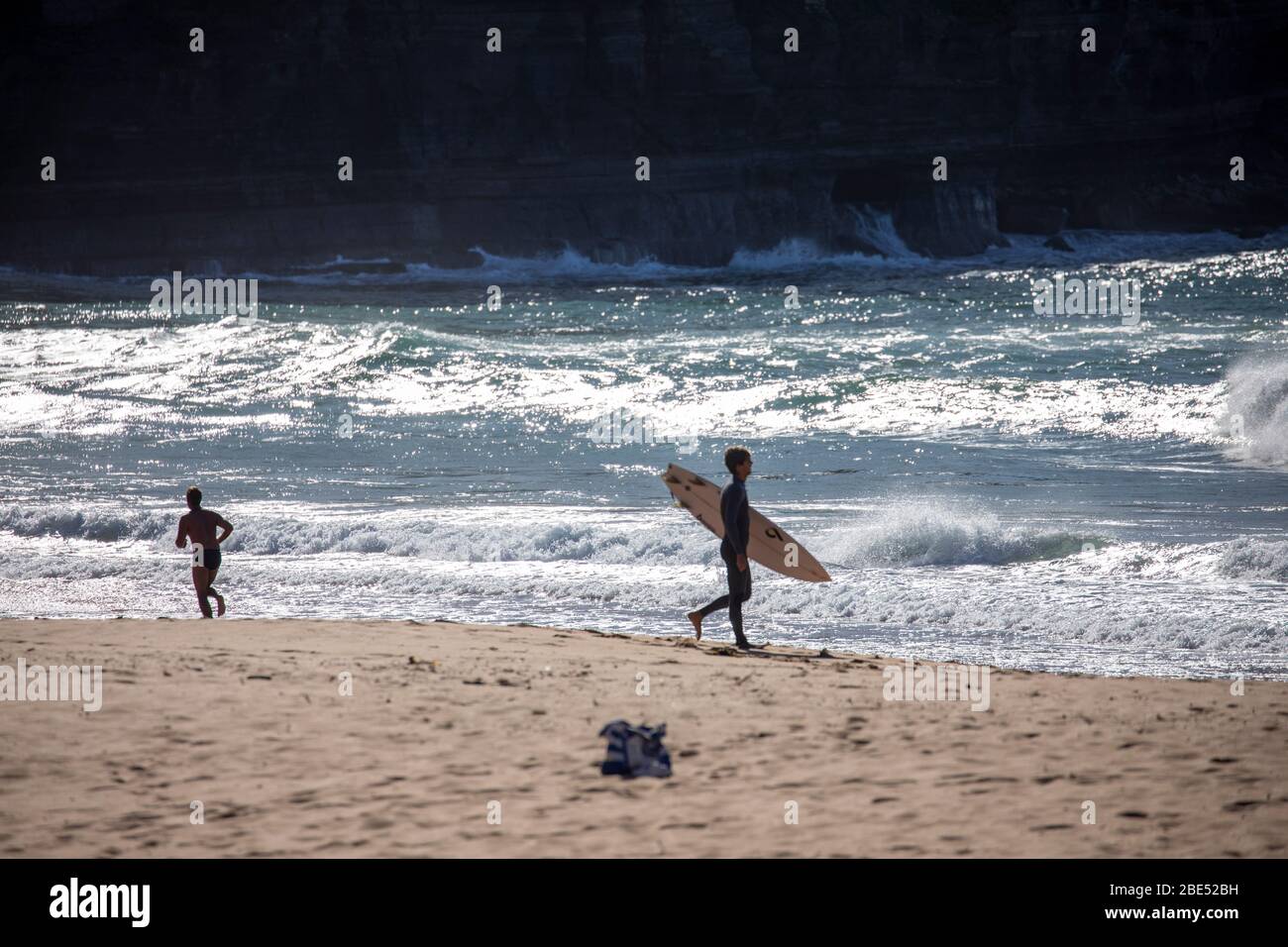 COVID 19 Sydney, australische Surfer, die während der Sperrung des Coronavirus in Australien täglich am Strand trainieren Stockfoto