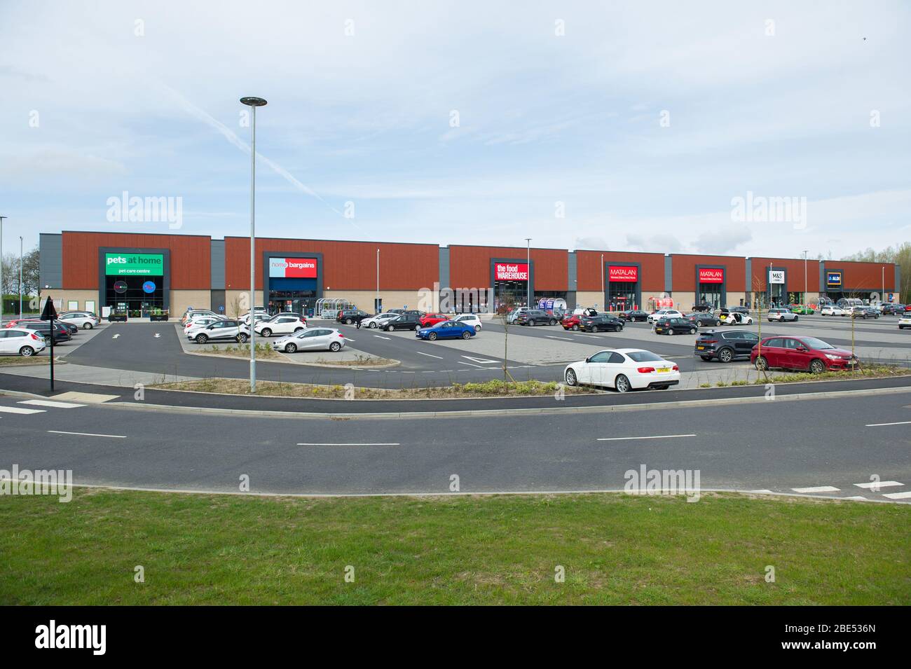 Cumbernauld, Großbritannien. April 2019. Im Bild: Übersichtsszene des Einzelhandelsparks, die zeigt, wie viel los es während einer Sperrung ist. Szenen während der Sperrung des Coronavirus (COVID-19) aus einem Einkaufszentrum in Cumbernauld. Die Käufer stellen sich vor, um ihre Schnäppchen und Vorräte für die Ostersonntag Festtage zu bekommen. Quelle: Colin Fisher/Alamy Live News Stockfoto