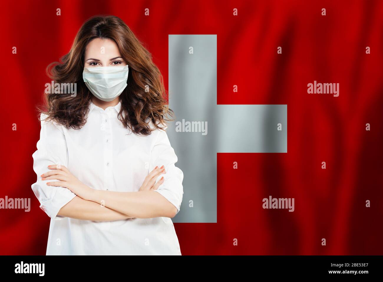 Arzt oder Krankenschwester in medizinischer Sicherheit Gesichtsmaske auf Schweizer Flagge Hintergrund. Grippeepidemie und Virenschutz in der Schweiz Konzept Stockfoto