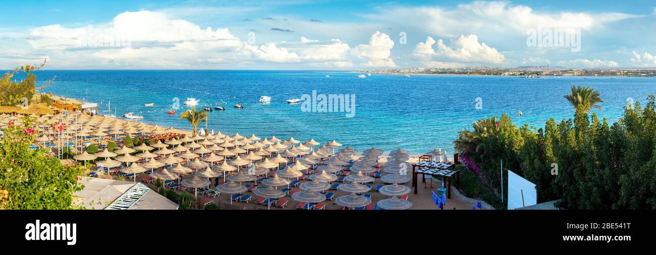Strand in Ägypten mit Blick auf das Rote Meer Stockfoto
