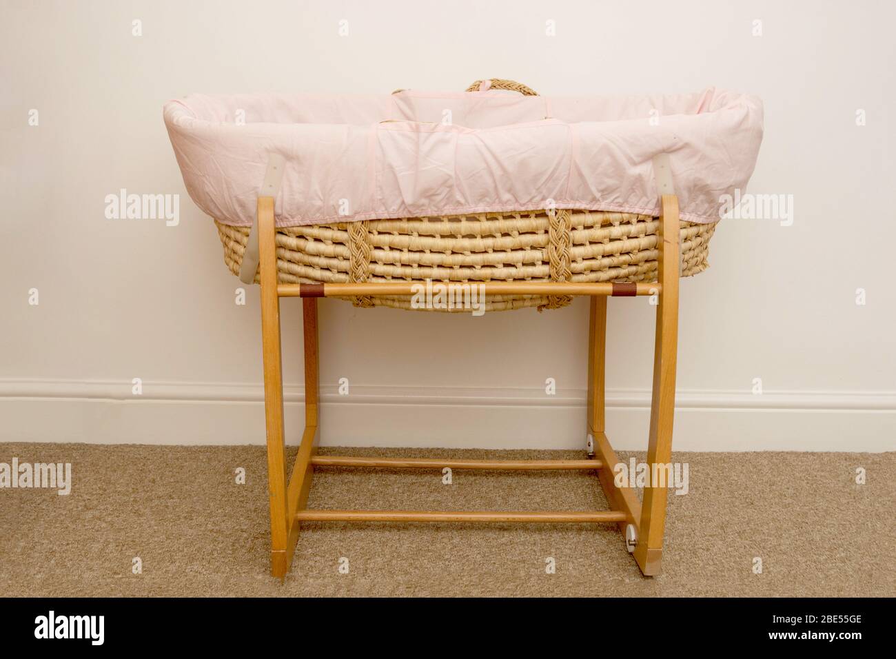 Baby Tragen Moses Korb Neugeborenes Baby Bett Kindermobel Stockfotografie Alamy