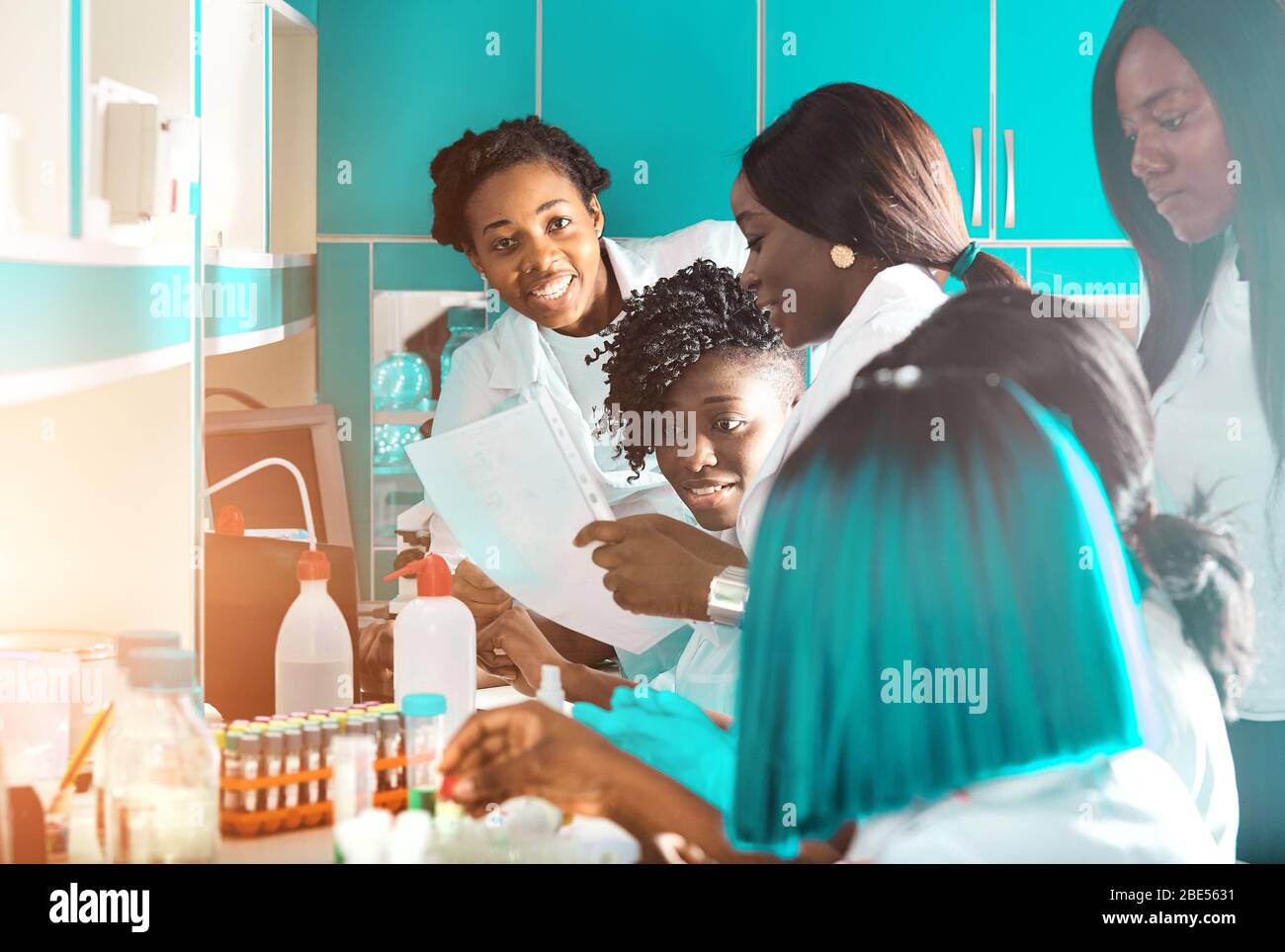 Afrikanische Mediziner, technische Assistenten, Wissenschaftler, junge Frauen arbeiten im Forschungslabor, medizinischen Testlabor. Qualitätskontrolle verschiedener Substanzen, in Stockfoto