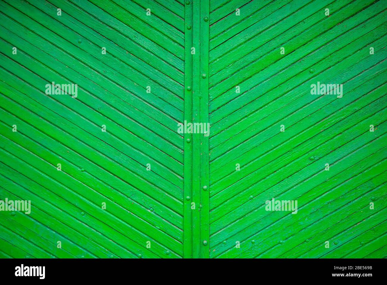 Die Textur der alten grünen Tafel, die diagonal angeordnet ist. Stockfoto