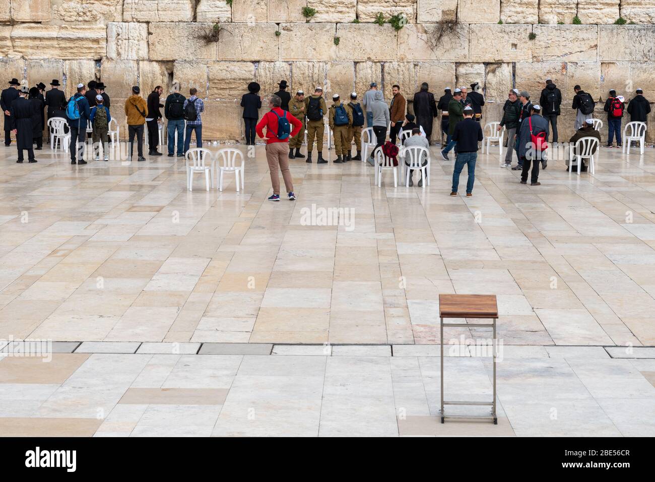 Menschen beten und trauern an der Westmauer in Jerusalem Stockfoto