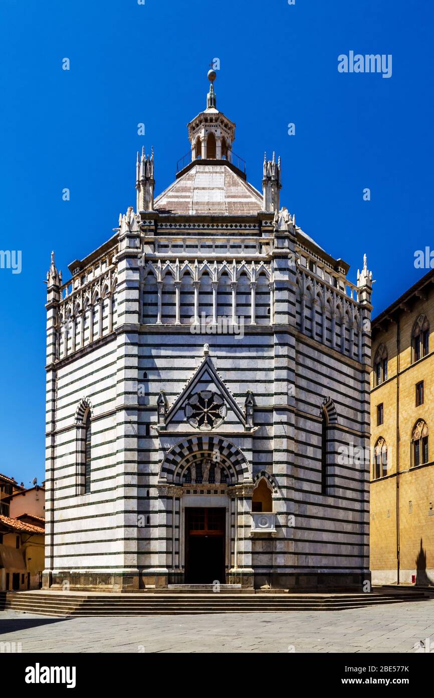 Battistero di San Giovanni Heller sonniger Tag in Pistoia, Toskana Italien. Stockfoto