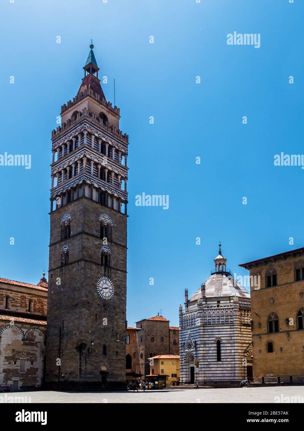 Glockenturm des Duomo Heller sonniger Tag in Pistoia, Toskana Italien. Stockfoto