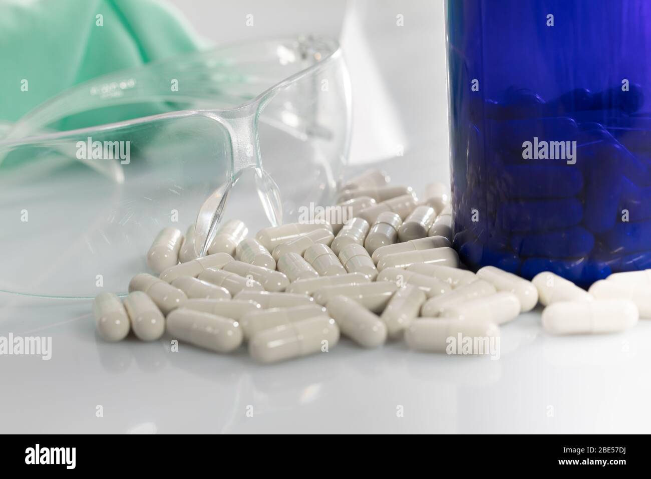 Im medizinischen Labor werden Medikamente hergestellt, die für kranke Menschen Spaß machen. Stockfoto