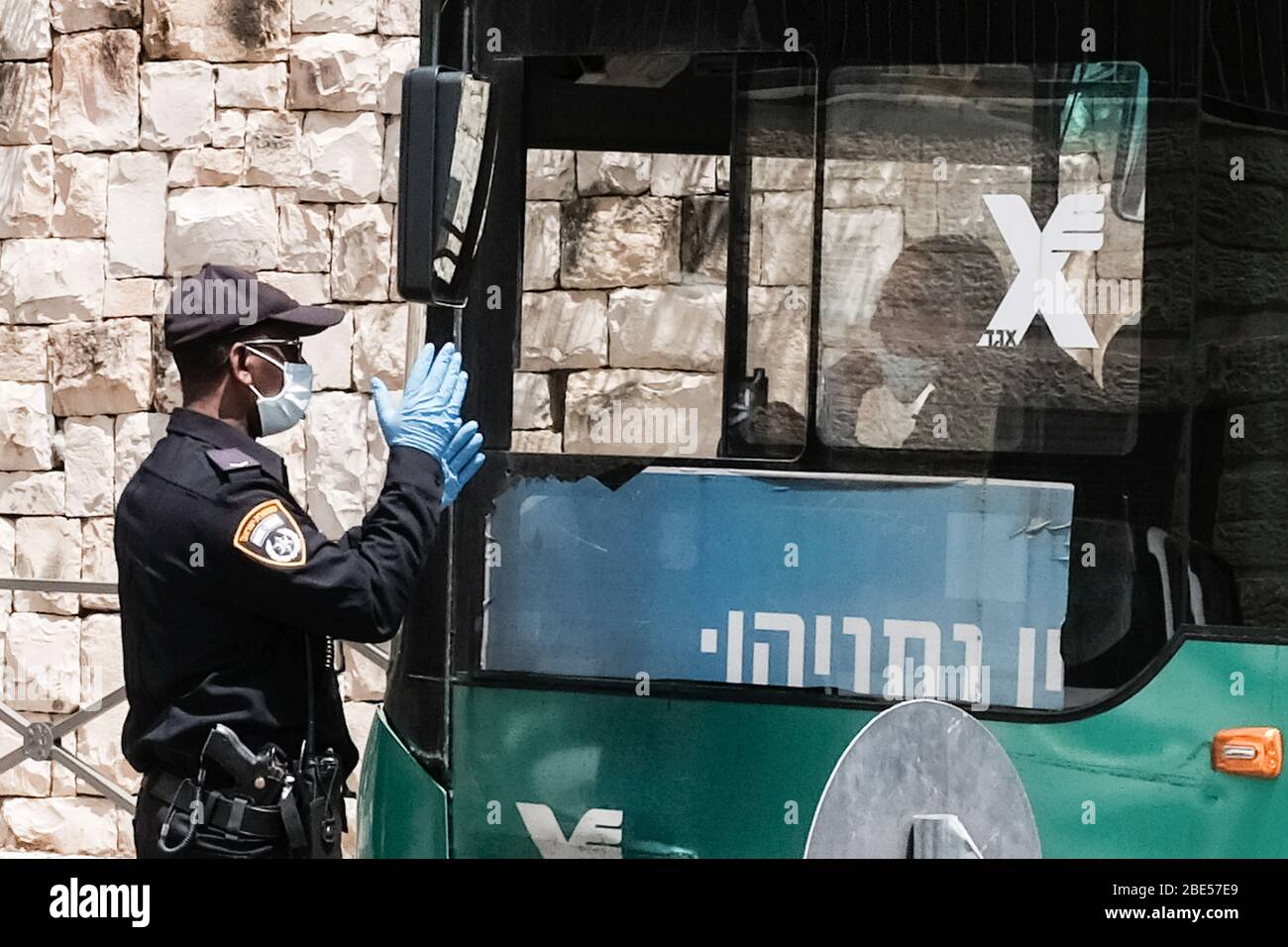 Jerusalem, Israel. April 2020. Die israelische Polizei, verstärkt durch IDF Soldaten, erzwingt eine neu auferlegte vollständige Schließung des Viertels Givat Mordechai, eines von 17 überwiegend jüdischen religiösen Vierteln in Jerusalem, mit vermehrten Coronavirus-Infektionen. Die Zahl der bestätigten COVID-19-Fälle in Israel steigt auf 10,878, mit 103 Todesfällen. Quelle: Nir Alon/Alamy Live News Stockfoto