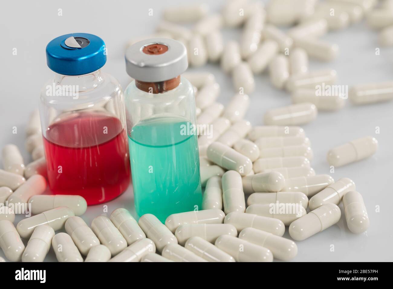 Flüssige chemische Reagenzien werden für die Herstellung von losen und trockenen Formen verschiedener Medikamente verwendet. Stockfoto