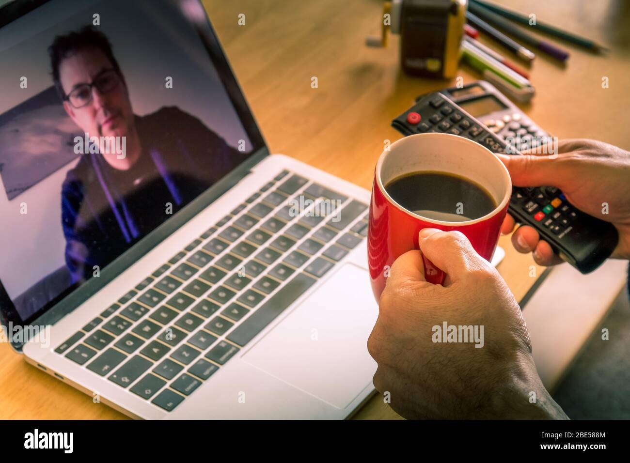 Mann am Computer Konferenzgespräch am Morgen von zu Hause aus Stockfoto