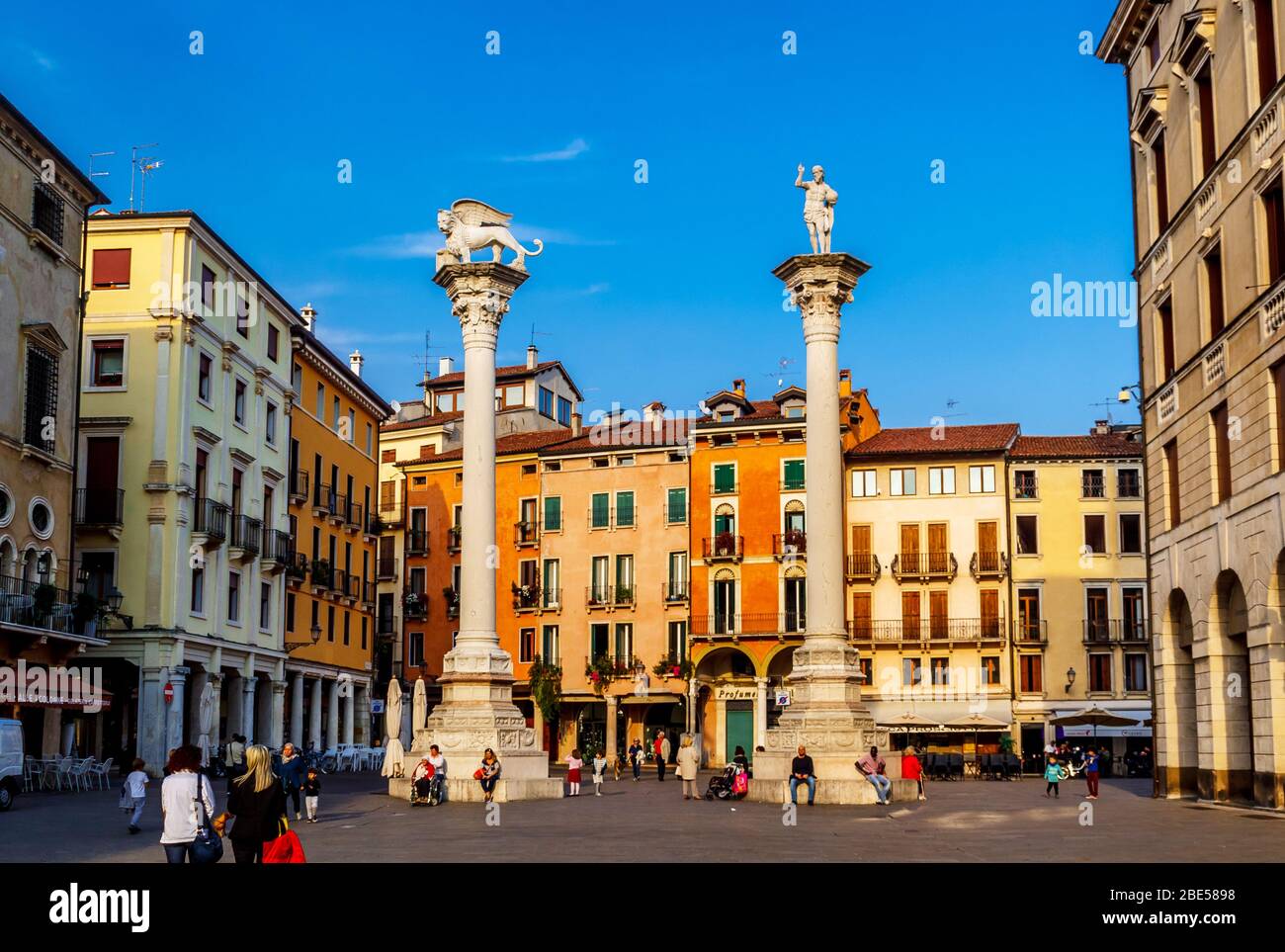 Vicenza, Italien - 01. Oktober 2017: Säulen mit Skulpturen der piazza dei Signori. Stockfoto