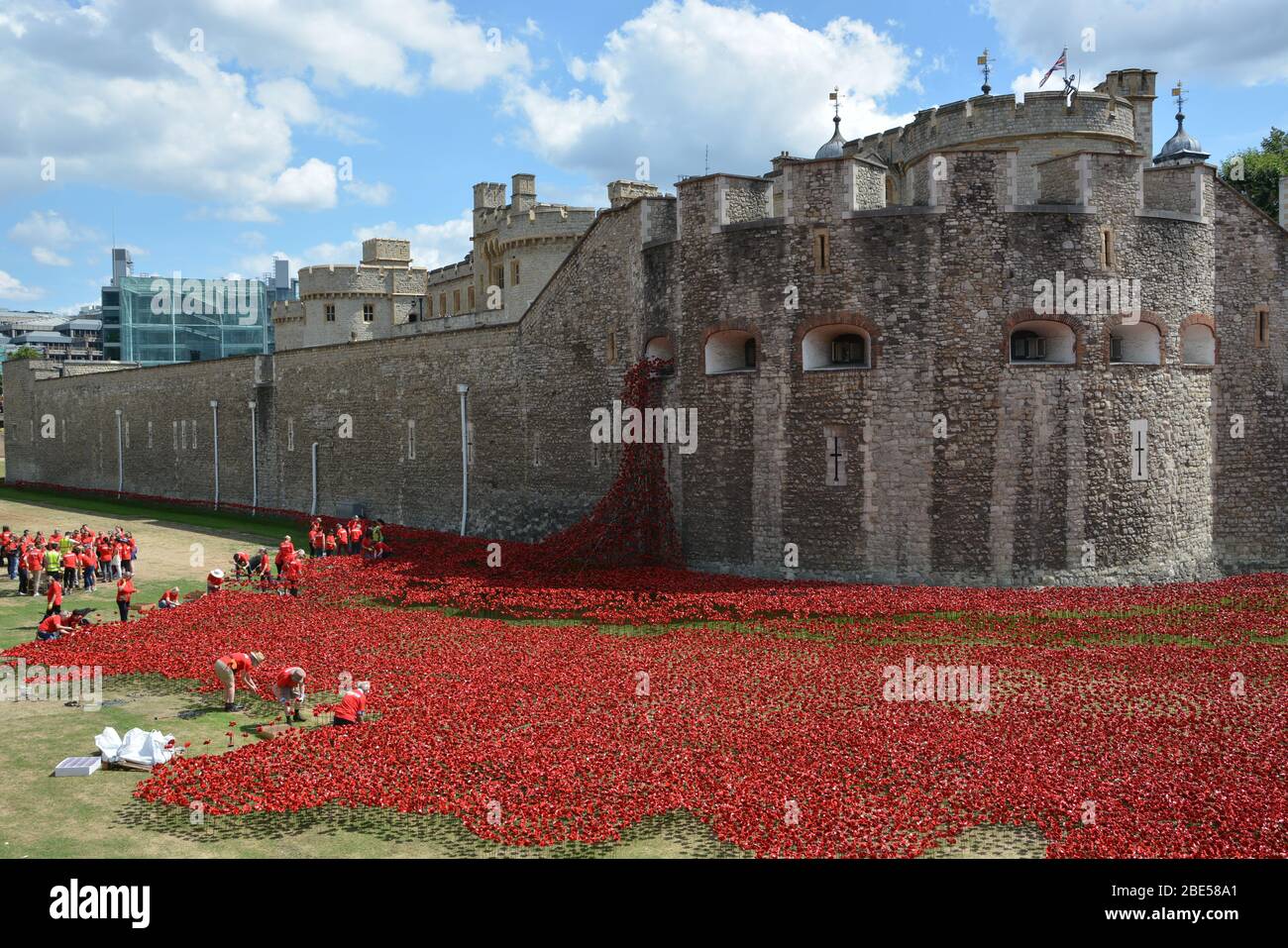 Poppy Installation 'Tower of London 2014' genannt Blood Swept Lands and Seas of Red Stockfoto