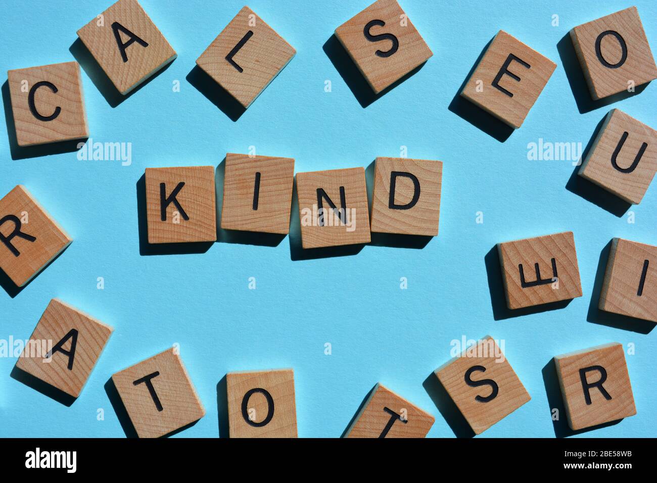 Art, Wort umgeben von zufälligen Buchstaben auf blau Stockfoto