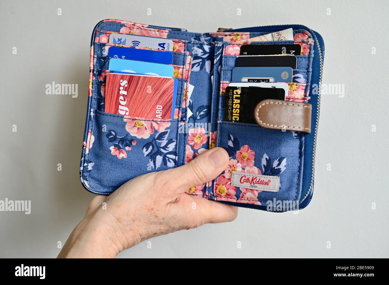 Nahaufnahme von Cath Kidston, einem offenen Portemonnaie für ältere Frauen, mit Debit-, Kredit- und Treuekarten. Stockfoto