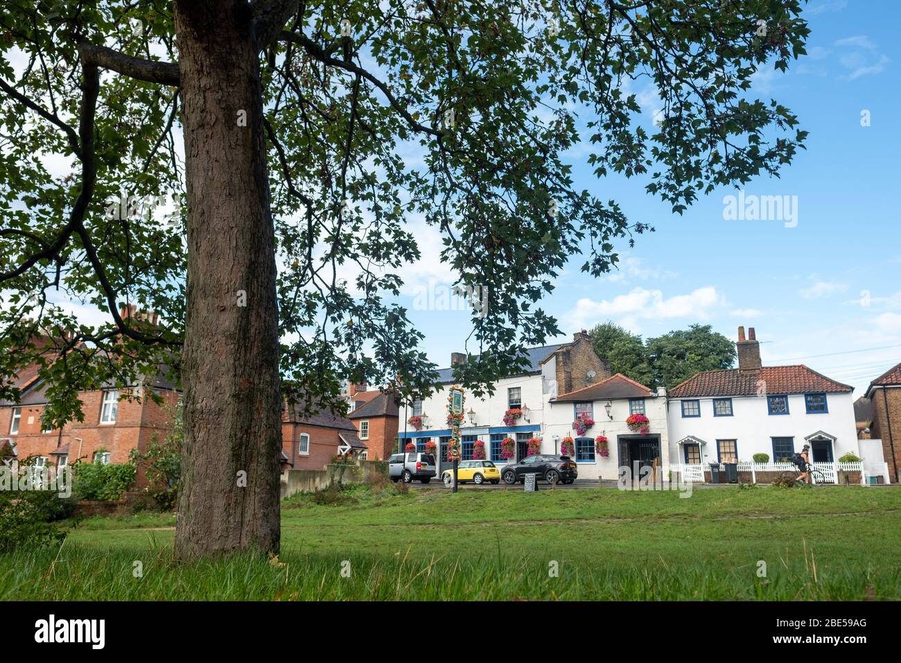 LONDON - OKTOBER 2019: Crooked Billet, eine malerische Wohnstraße in Wimbledon, im Südwesten Londons. Stockfoto