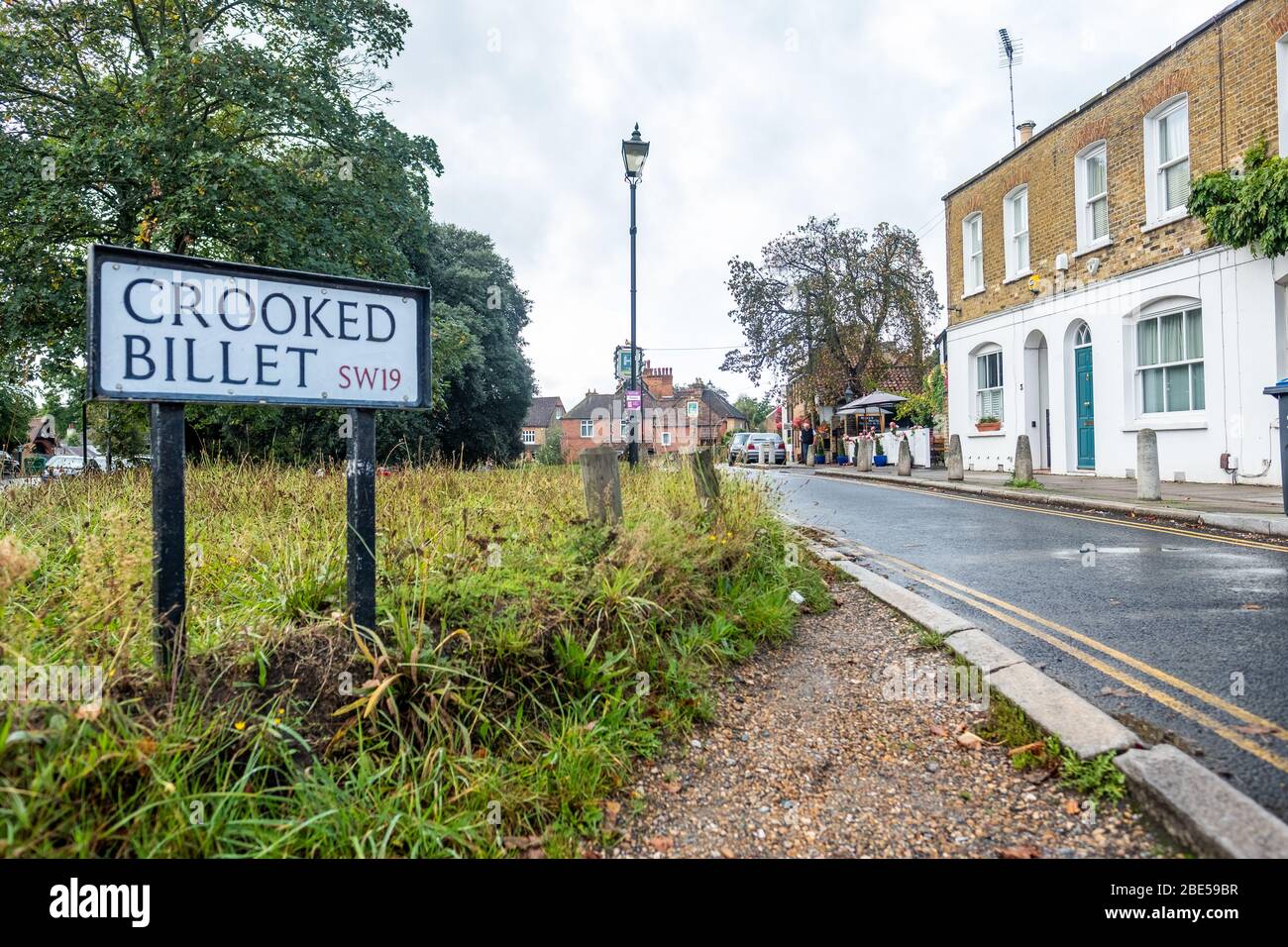 LONDON - OKTOBER 2019: Crooked Billet, eine malerische Wohnstraße in Wimbledon, im Südwesten Londons. Stockfoto