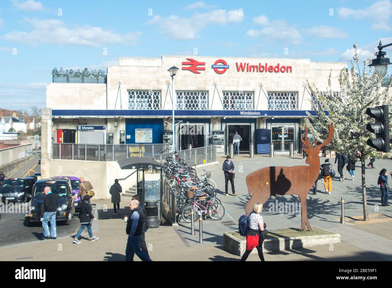 BAHNHOF LONDON-Wimbledon. Ein Bahnhof im Südwesten londons mit Autobahnkreuz zwischen National Rail, London Underground District Stockfoto