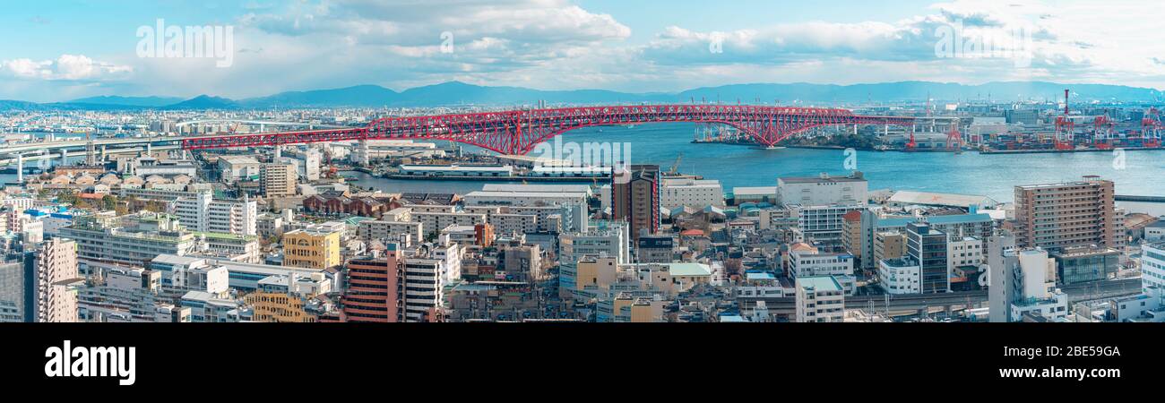 Panorama-Luftaufnahme der Bucht von Osaka mit der Minato-Brücke in Osaka, Japan Stockfoto