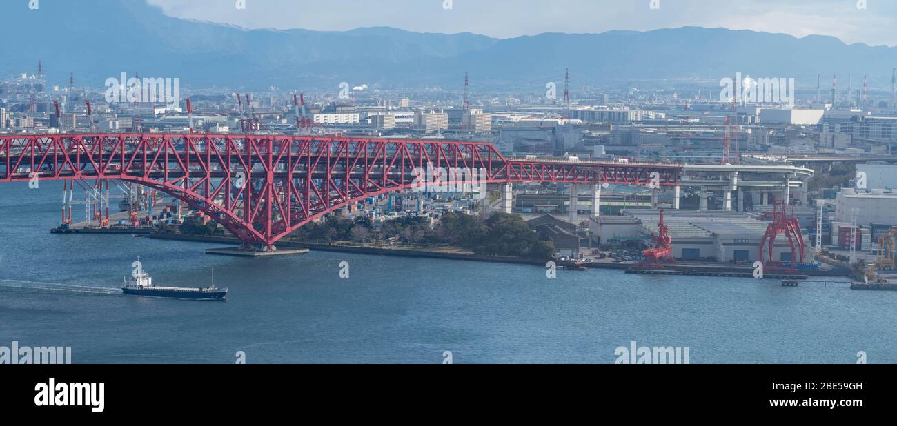 Panorama-Luftaufnahme der Bucht von Osaka mit der Minato-Brücke in Osaka, Japan Stockfoto