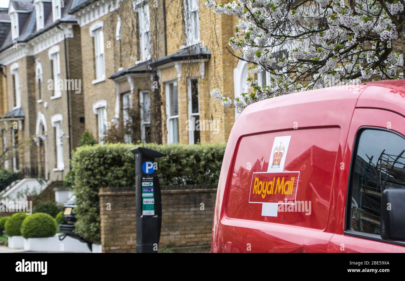 LONDON - MÄRZ 2019: Ein Royal Mail Van parkte auf der Wohnstraße, dem größten Postdienst und Kurierdienst Großbritanniens Stockfoto