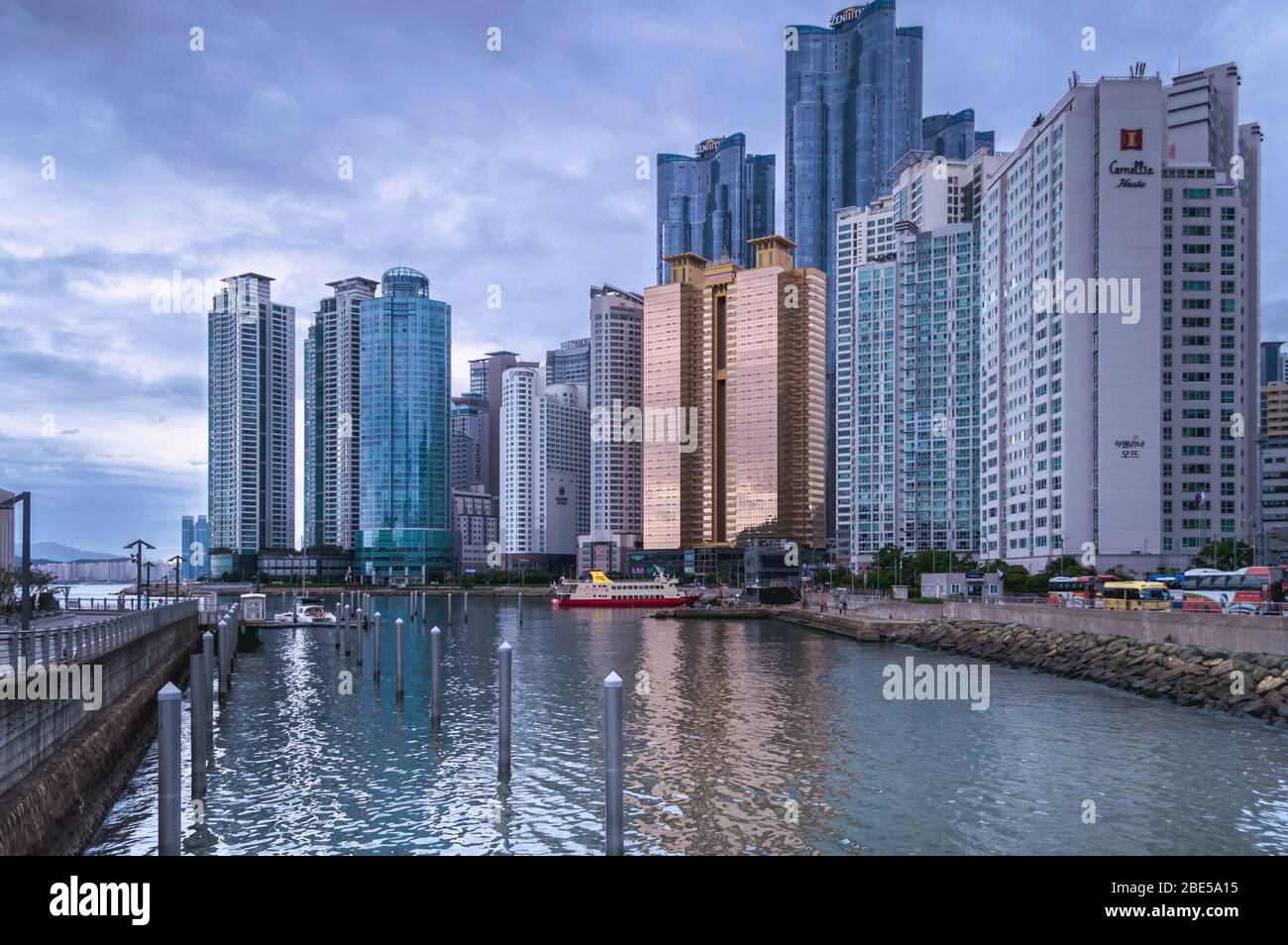 Busan, Südkorea 12. September 2019: Blick auf Busan Marina und moderne Gebäude an düsteren Tagen Stockfoto