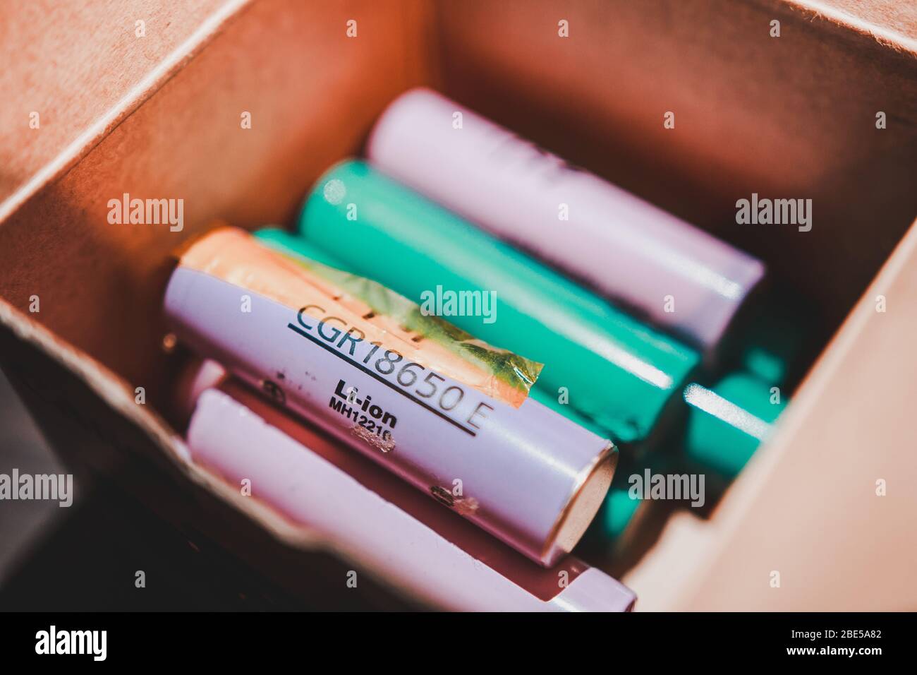 Bunte 18650 Lithium Ionen Batteriezelle In Einem Karton Aus Papier Zur Aufbewahrung Bekannt Fur Den Einsatz Mit Vape Oder E Zigarette Auch Verwendet Um Laptop Fledermaus Zu Machen Stockfotografie Alamy