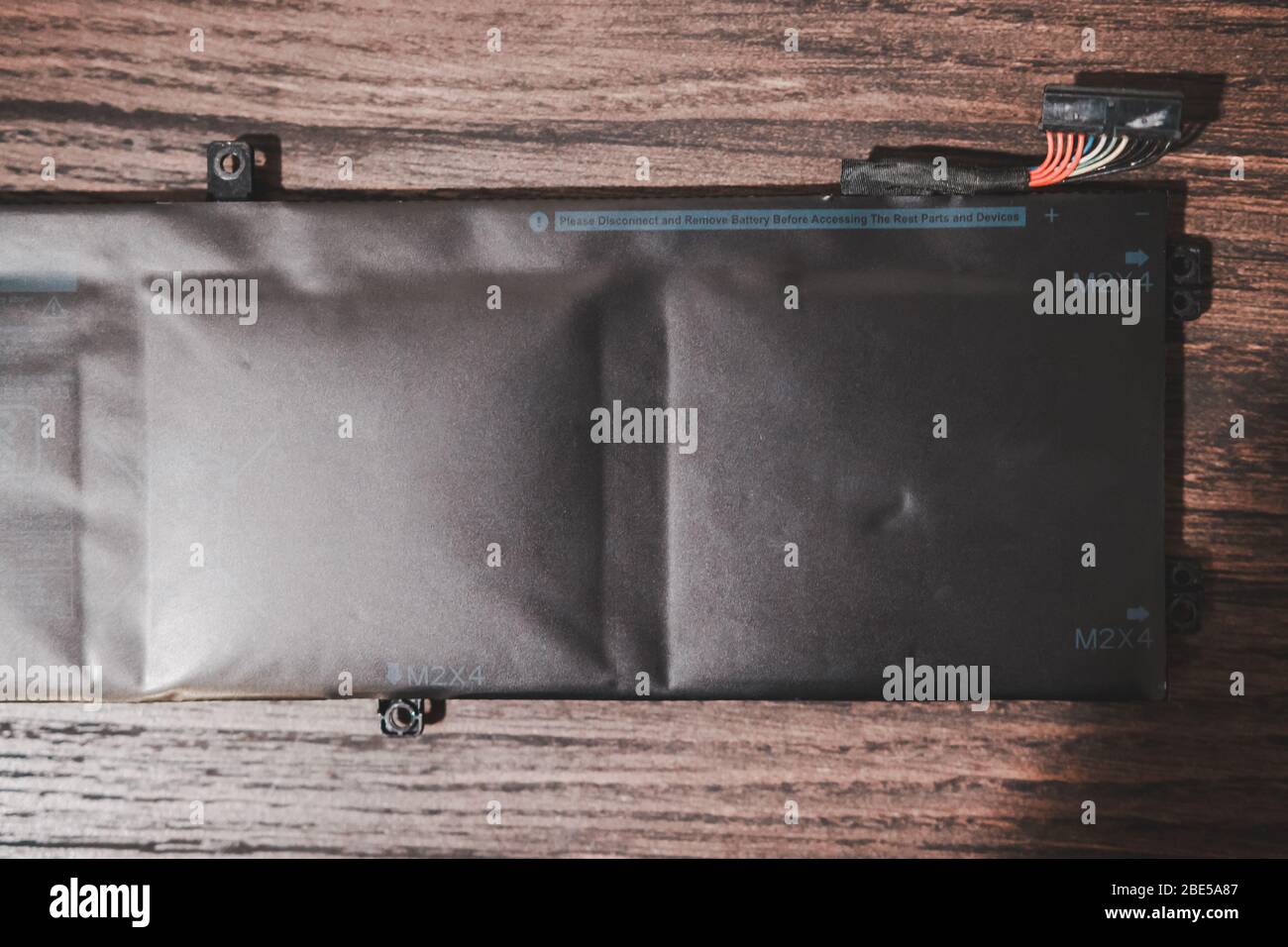 Geschwollene Lithium Polymer (Li-Po) Laptop Akku auf einen hölzernen Tisch. Bekanntes Problem bei modernen Laptop und Gadget Stockfoto
