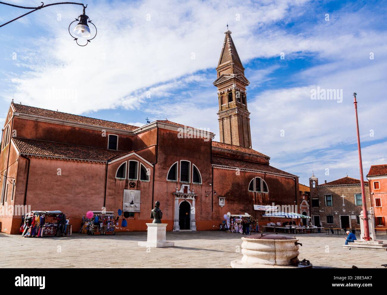 Venedig, Italien - Oktober 2017: Kirche San Martino mit der Fallkapelle auf Burano, Insel in der venezianischen Lagune. Stockfoto