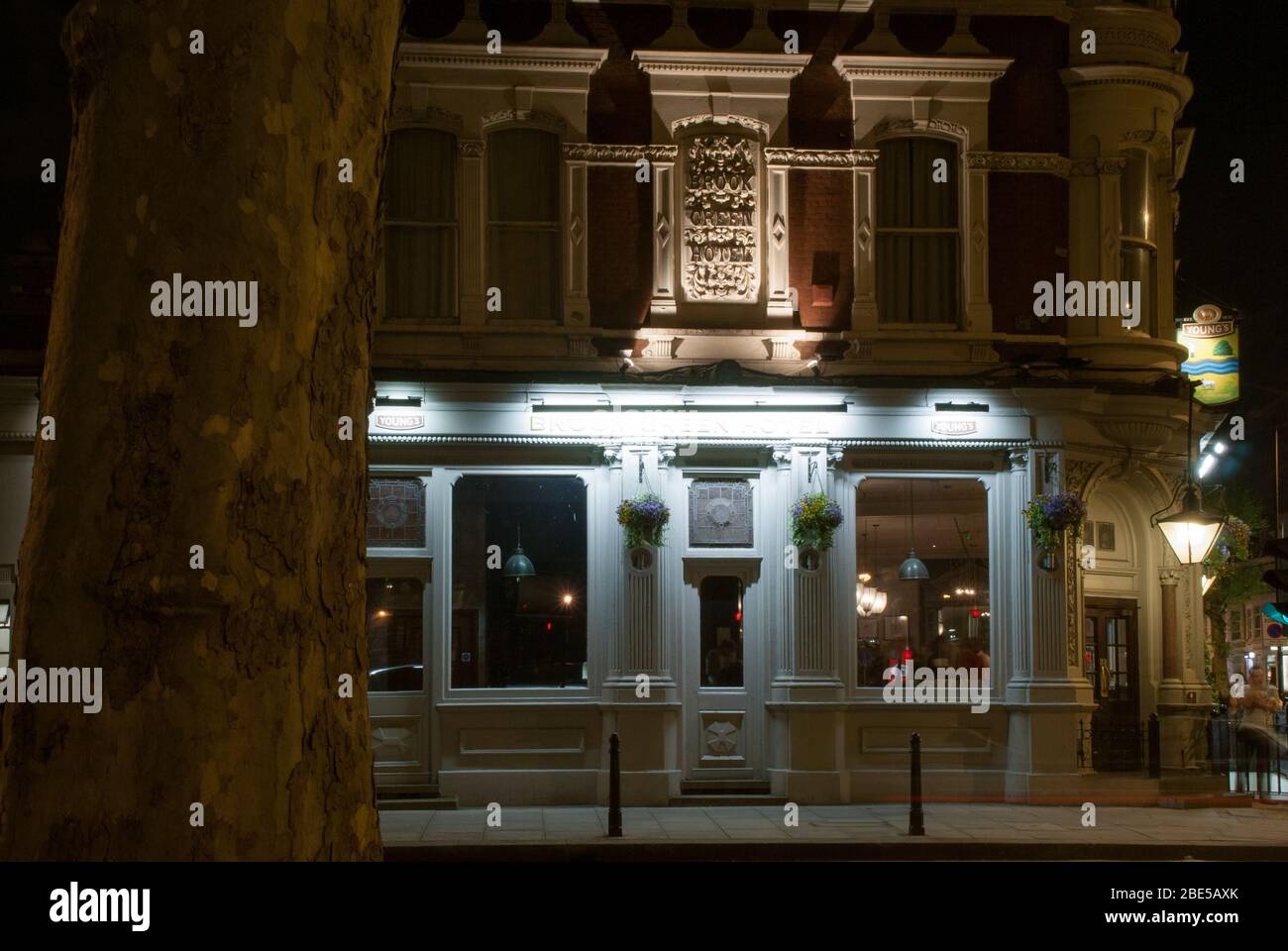 Viktorianische Architektur Brook Green Red Brick Corner Brook Green Hotel 170 Shepherds Bush Rd, Hammersmith, London W6 Stockfoto