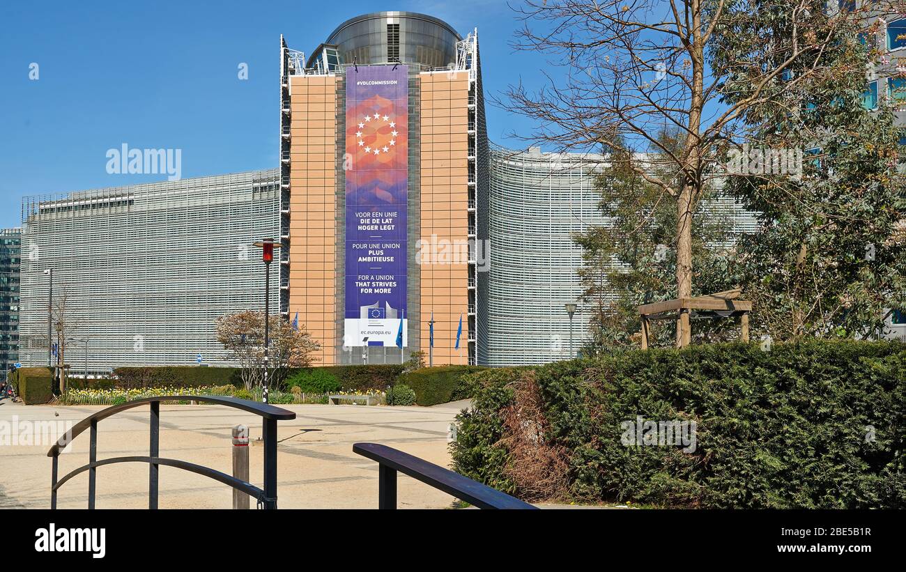 Brüssel, Belgien - 07. April 2020: Das berlaymont-Gebäude vom Shuman-Platz in Brüssel ohne Menschen und Auto während der Haftzeit. Stockfoto
