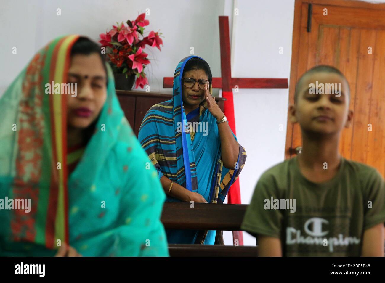 Dhaka, Bangladesch. April 2020. Katholiken aus Bangladesch nehmen an einer Messe während Ostern Teil, während der Coronavirus-Blockierung in der Kirche des Heiligen Herzens Jesu in Dhaka.Bangladesch hat 621 Fälle bestätigt, davon 34 Todesfälle durch Coronavirus (COVID-19), so die IEDCR-Beamten. Quelle: SOPA Images Limited/Alamy Live News Stockfoto