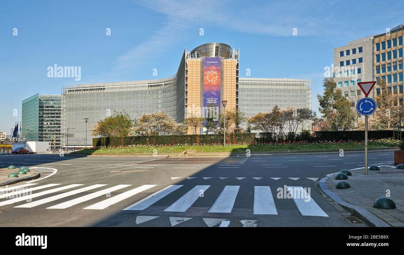 Brüssel, Belgien - 07. April 2020: Das berlaymont-Gebäude vom Shuman-Platz in Brüssel ohne Menschen und Auto während der Haftzeit. Stockfoto