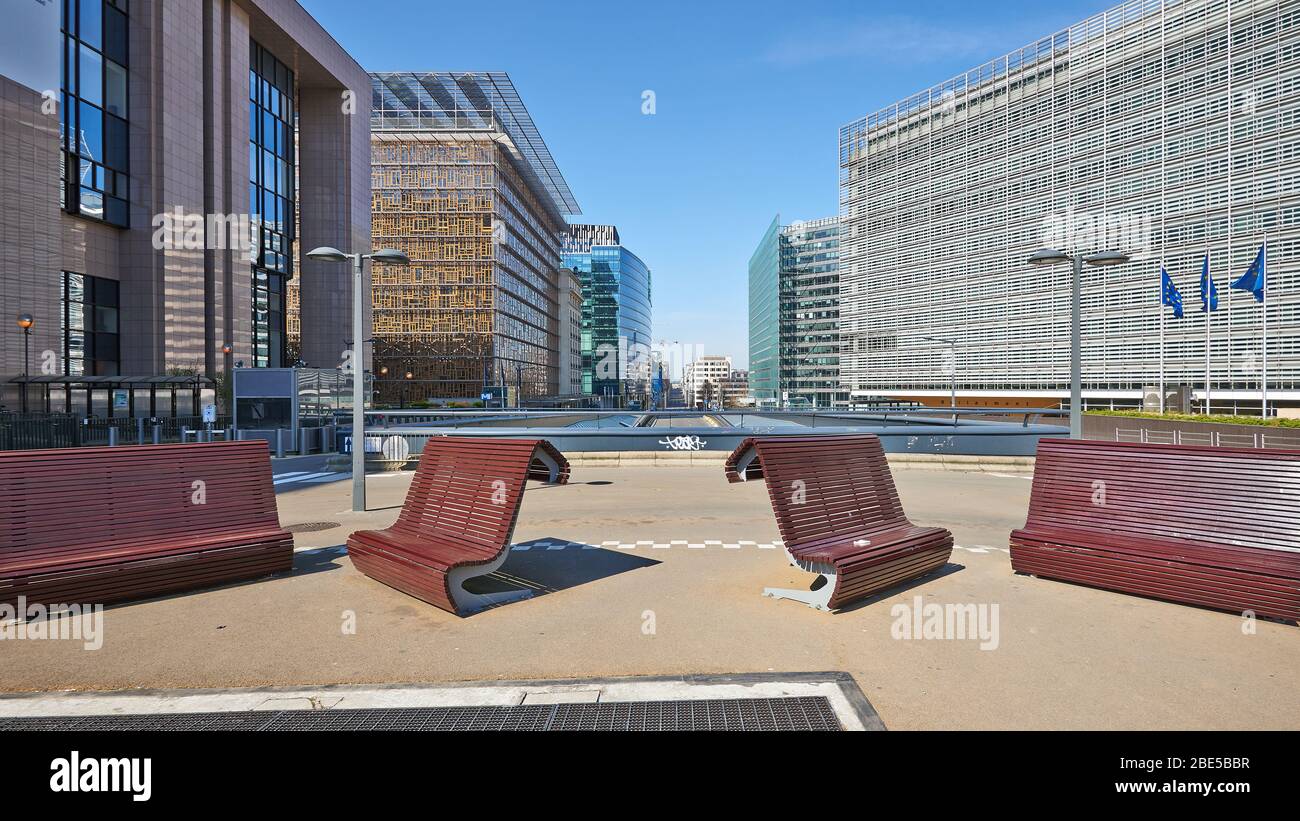 Brüssel, Belgien - 07. April 2020: Die Straße des Gesetzes vom Shuman-Platz in Brüssel ohne Personen und Auto während der Haftzeit. Stockfoto