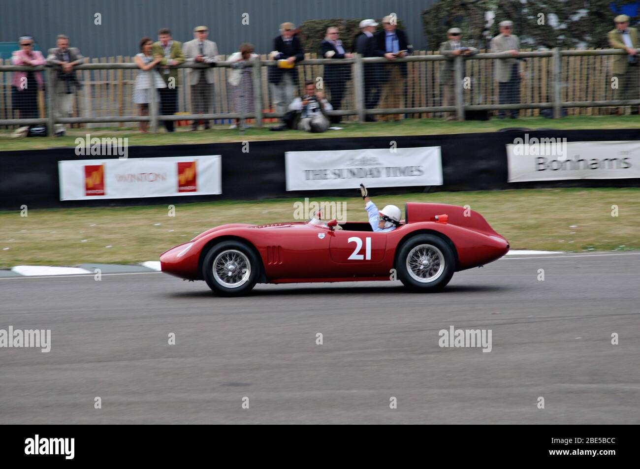 Sir Stirling Moss in seiner Maserati beim Goodwood Revival am 19. September 2009. Jedes Jahr im September müssen die Earl of March Schafe Tausenden von Lamborghinis, Aston Martins und Maseratis Platz geben. Denn dann lädt der Graf zum historischen Autorennen in Südengland ein - dem Goodwood Revival. Foto: Annette Reuther (auf dpa-KORR 'mit Drohnen in der Vergangenheit - Autorennen in England') (c) dpa - Bericht weltweit Stockfoto