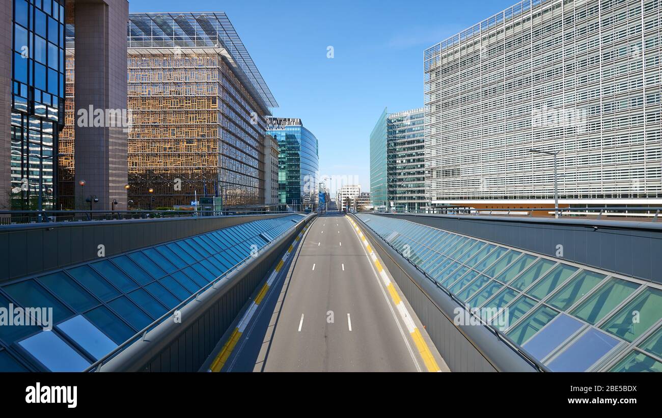 Brüssel, Belgien - 07. April 2020: Die Straße des Gesetzes vom Shuman-Platz in Brüssel ohne Personen und Auto während der Haftzeit. Stockfoto