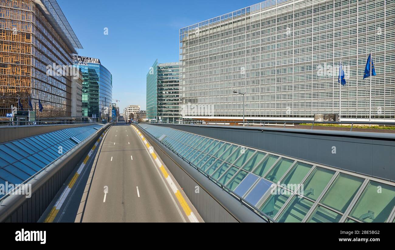 Brüssel, Belgien - 07. April 2020: Die Straße des Gesetzes vom Shuman-Platz in Brüssel ohne Personen und Auto während der Haftzeit. Stockfoto