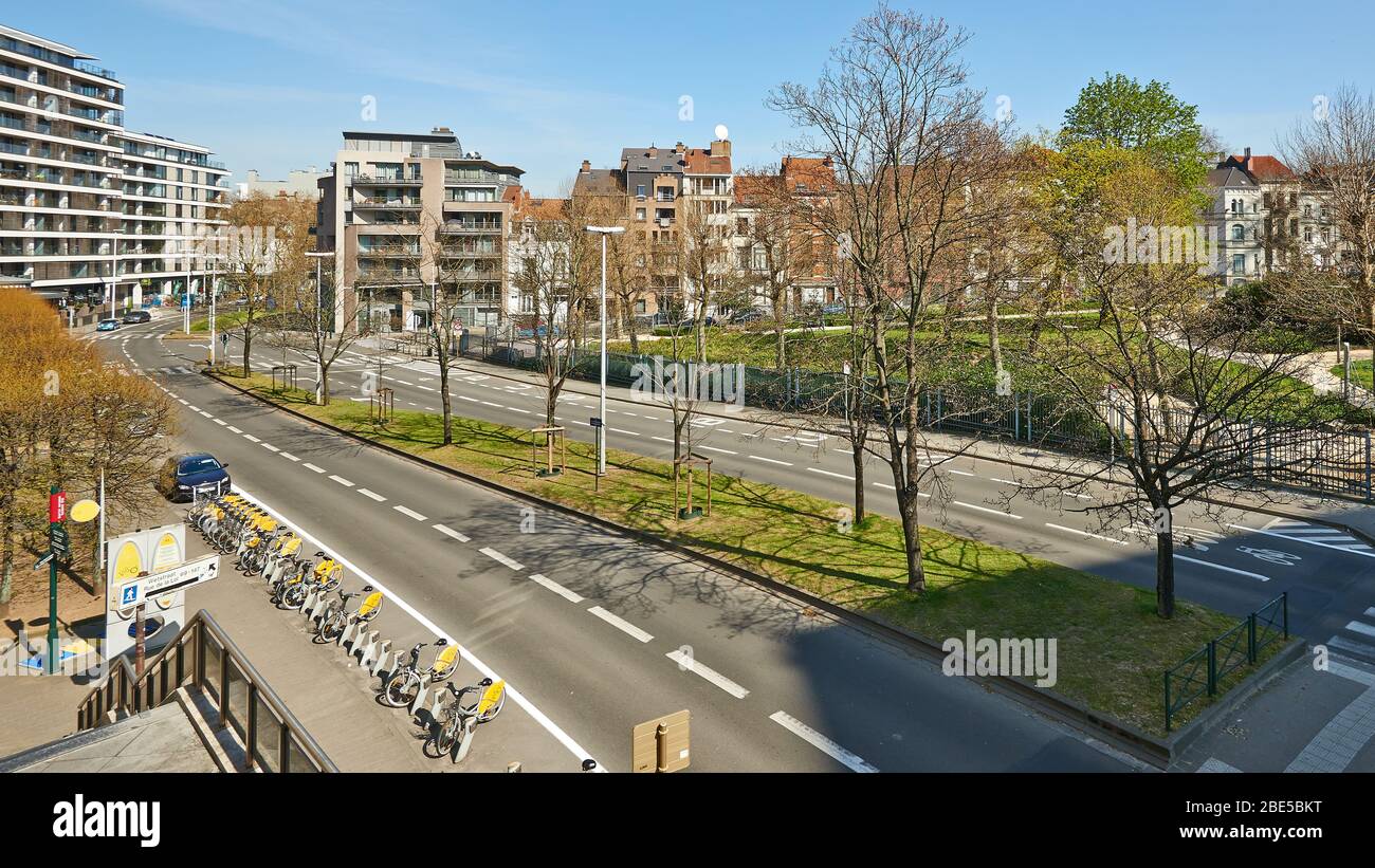 Brüssel, Belgien - 07. April 2020: Der Damm von Etterbeek von der Anwaltsstraße in Brüssel ohne Personen während der Haftzeit. Stockfoto