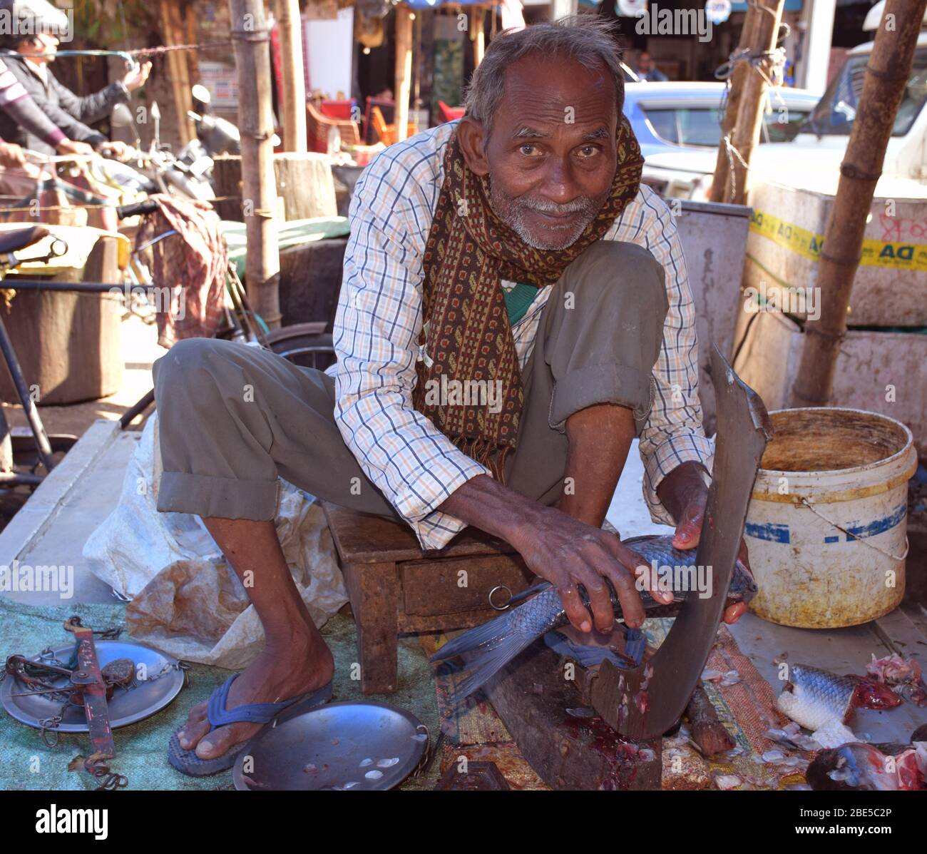 Ein indischer Fischhändler, der einen Rohu-Fisch auf einem berühmten Fischmarkt in Westbengalen in Indien auch Machli wala genannt wird Stockfoto