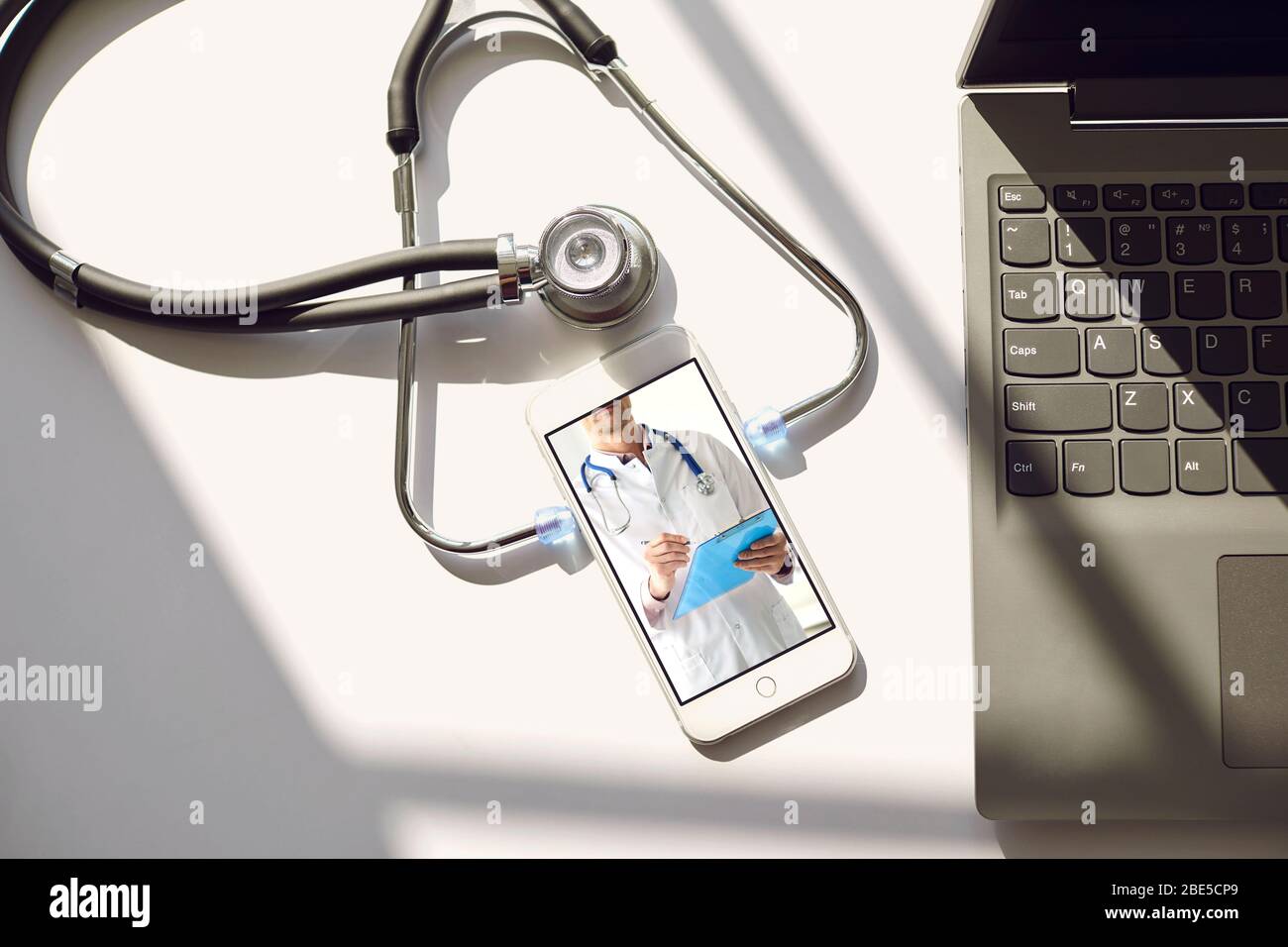 Arzt online. Online-medizinische Beratung mit dem Patienten im Internet. Arzt kommuniziert Diagnosen per Telefon aus der Ferne. Stockfoto