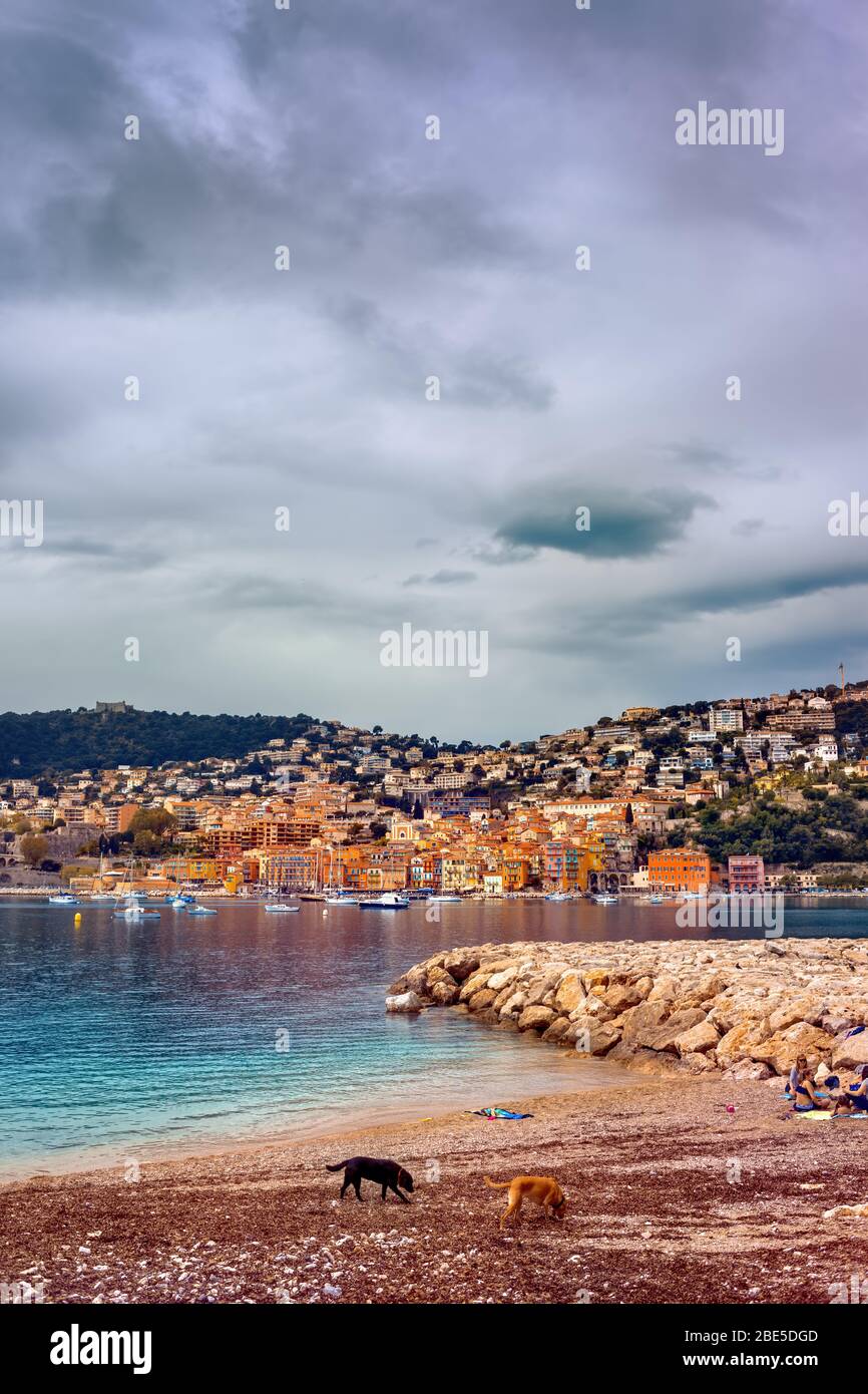 Villefranche sur Mer Resort an der französischen Riviera in Frankreich, Hunde am Strand, Meeresbucht und Skyline der Stadt Stockfoto