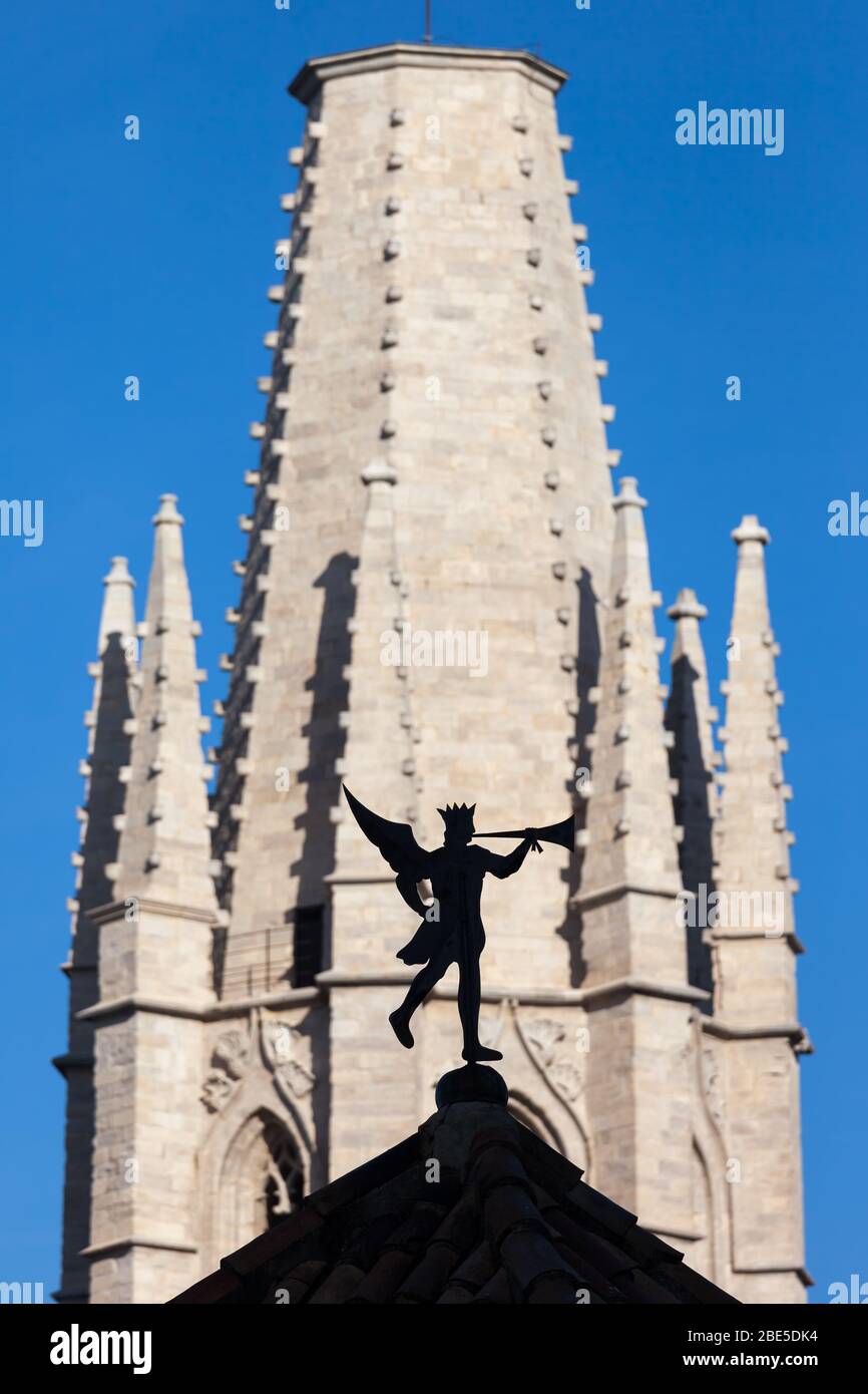 Wetter Schaufel Trompetende Engel Silhouette auf dem Dach mit Kirche von Sant Feliu (Saint Felix) Turm im Hintergrund in Girona, Katalonien, Spanien Stockfoto