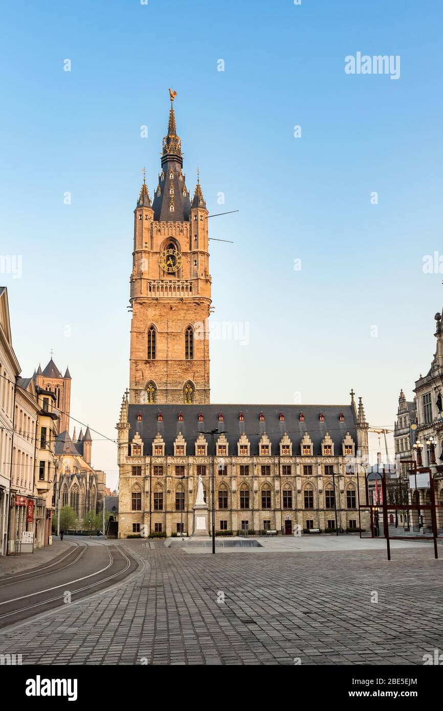 Gent, Belgien - 9. April 2020: Der 91 Meter hohe Glockenturm von Gent. Der höchste Glockenturm Belgiens. Stockfoto