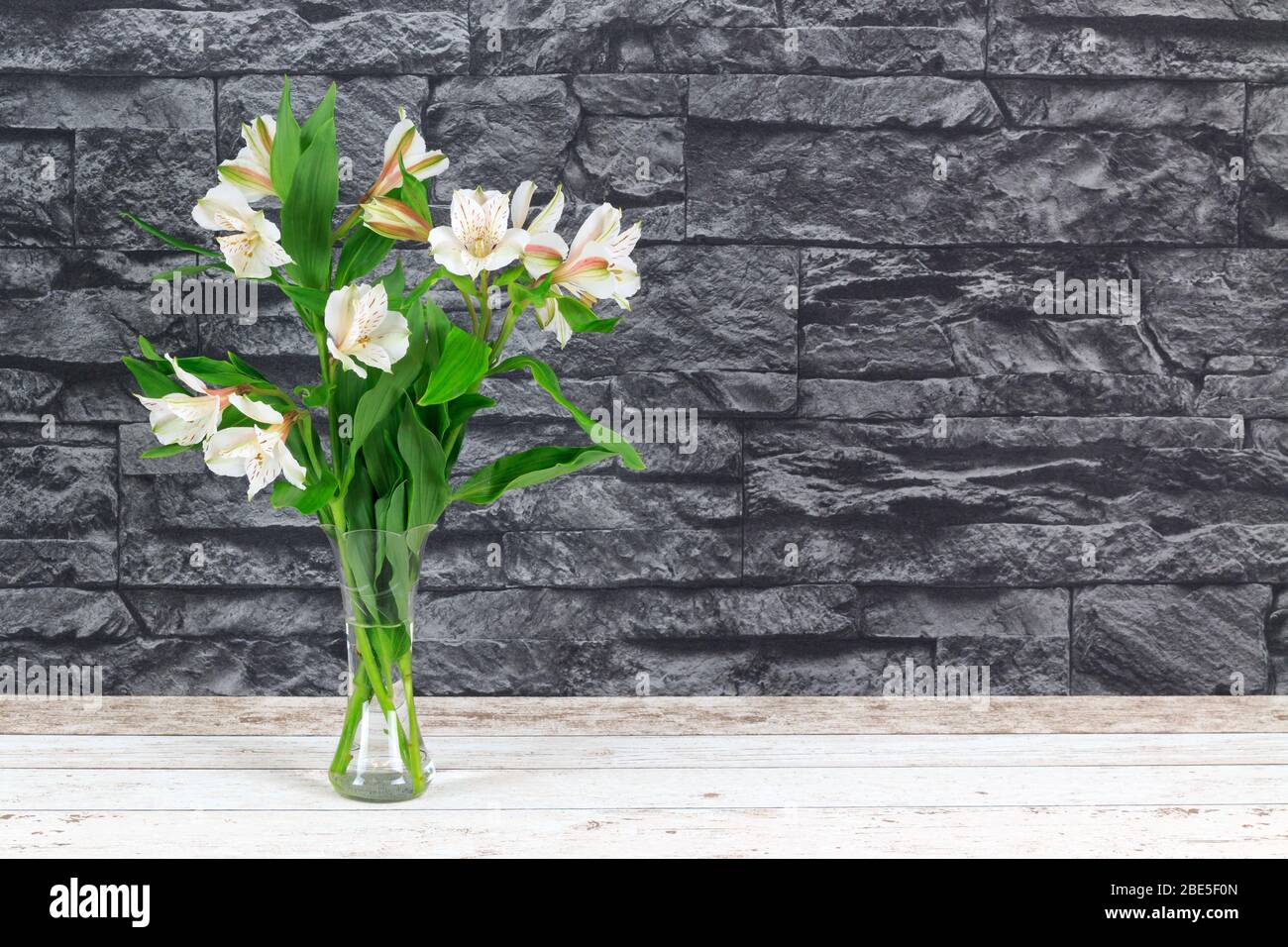 Weiße Alstroemeria, peruanische Flieder in einer Glasvase Stockfoto