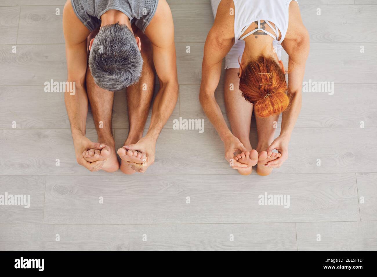 Aktives Paar, das gemeinsam Yoga praktiziert Stockfoto