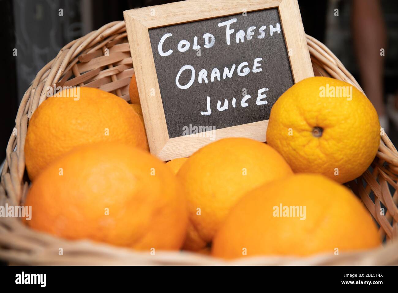 Schöner großer Korb mit Orangen. Nahaufnahme Stockfoto